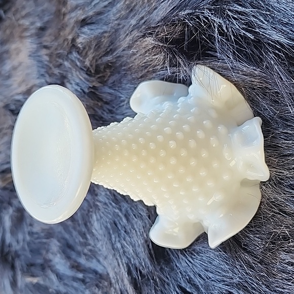 VINTAGE HOBNAIL MILK GLASS FLUTED RAFFLE VASE . - Picture 5 of 6